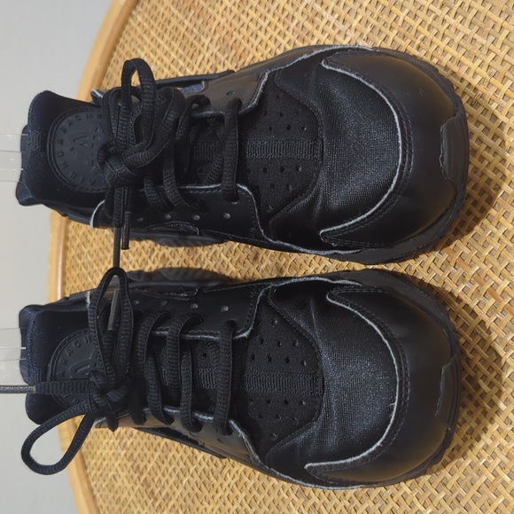 Nike Air Huarache Run Sneaker Women's Size 6 Black Tennis Shoes - Picture 2 of 8
